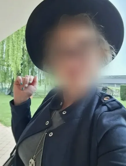 Manuela, 33