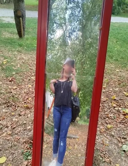 Mia, 27